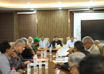 تنفيذي عدن يستعرض أوضاع المياه والصرف الصحي ويشدد على مضاعفة الجهود الخدمية والرقابية