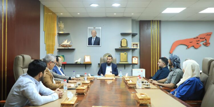 محافظ عدن : عدم السماح بتحصيل أي رسوم غير قانونية