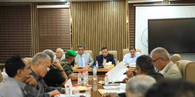 تنفيذي عدن يستعرض أوضاع المياه والصرف الصحي ويشدد على مضاعفة الجهود الخدمية والرقابية