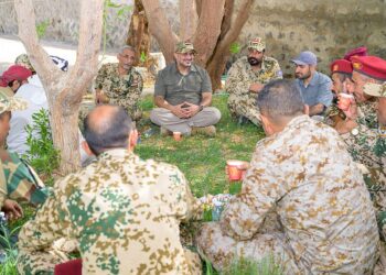 طارق صالح يعقد لقاء معايدة مع عدد من قيادات محور الحديدة