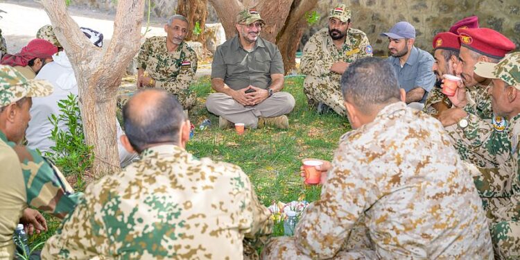 طارق صالح يعقد لقاء معايدة مع عدد من قيادات محور الحديدة