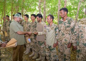 طارق صالح يكرم كوكبة من أبطال بحرية المقاومة الوطنية وخفر السواحل