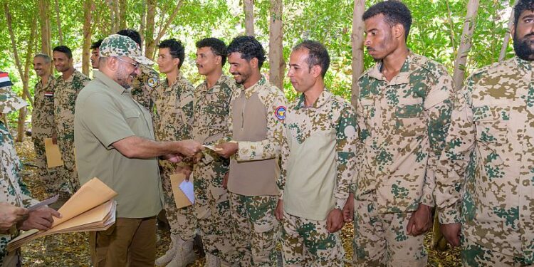 طارق صالح يكرم كوكبة من أبطال بحرية المقاومة الوطنية وخفر السواحل