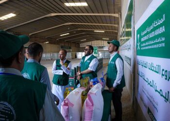 تدشين توزيع 5 آلاف سلة غذائية للأسر الأشد احتياجاً في عدن