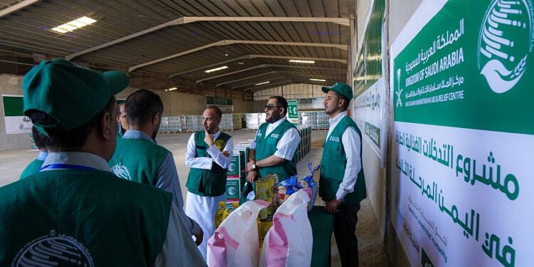 تدشين توزيع 5 آلاف سلة غذائية للأسر الأشد احتياجاً في عدن