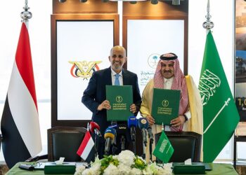وزير المالية يوقّع مع السفير آل جابر اتفاقية الدعم السعودي الجديد لليمن