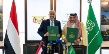 وزير المالية يوقّع مع السفير آل جابر اتفاقية الدعم السعودي الجديد لليمن