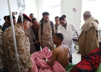 قائد محور تعز ووكيلا المحافظة يزورون جرحى الجيش في مستشفى الثورة