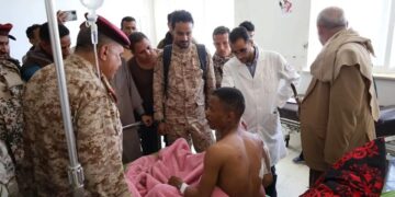 قائد محور تعز ووكيلا المحافظة يزورون جرحى الجيش في مستشفى الثورة