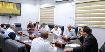 وزير الكهرباء يبحث إمكانية تنفيذ   محطة طاقة شمسية  في حضرموت