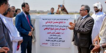 شيخ و  لصور يضعان حجر الأساس لكلية القرآن الكريم وعلومه بجامعة عدن