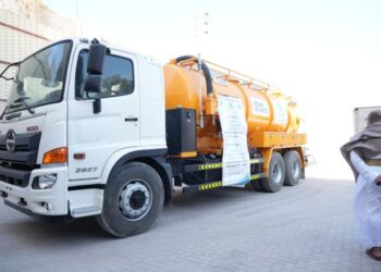 صندوق النظافة بمأرب يتسلم صهريج شفط صرف صحي