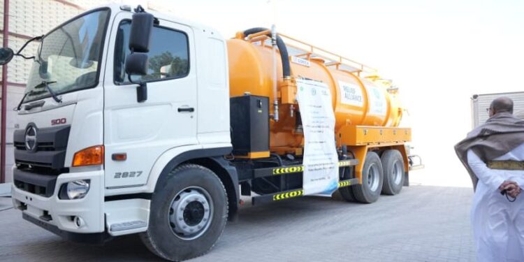 بدعم من "أوكسفام"  صندوق النظافة بمأرب يتسلم صهريج شفط صرف صحي