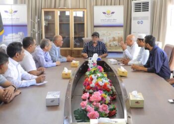 نهيده يطلع على سير العمل في مطار سيئون الدولي