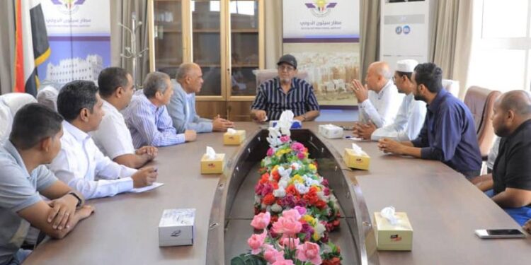 نهيده يطلع على سير العمل في مطار سيئون الدولي