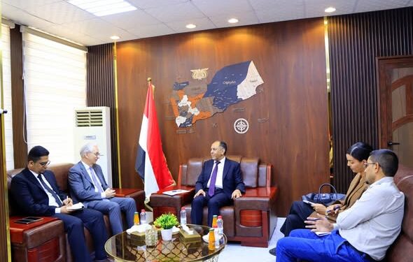 وزير الصناعة يناقش مع السفير الألماني تعزيز الشراكة الاقتصادية ودعم الصادرات اليمنية