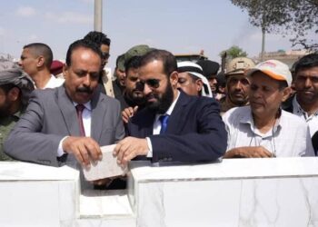 وزير الأشغال ومحافظ أبين يضعان حجر الأساس لمشروع تأهيل وصيانة طريق جعار – باتيس