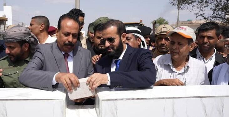 وزير الأشغال ومحافظ أبين يضعان حجر الأساس لمشروع تأهيل وصيانة طريق جعار – باتيس