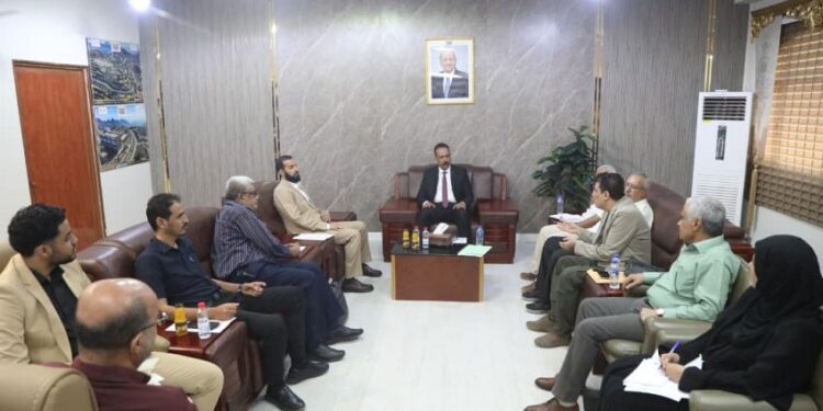 لقاء يناقش أوضاع الطرق والمشاريع المتعثرة في ابين وسبل تسريع إنجازها