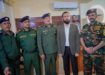 محافظ ابين يدشن مركز إصدار البطاقة الالكترونية الذكية في خنفر ويكرم حكام كرة القدم