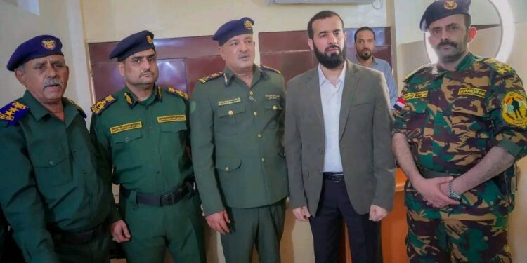 محافظ ابين يدشن مركز إصدار البطاقة الالكترونية الذكية في خنفر ويكرم حكام كرة القدم