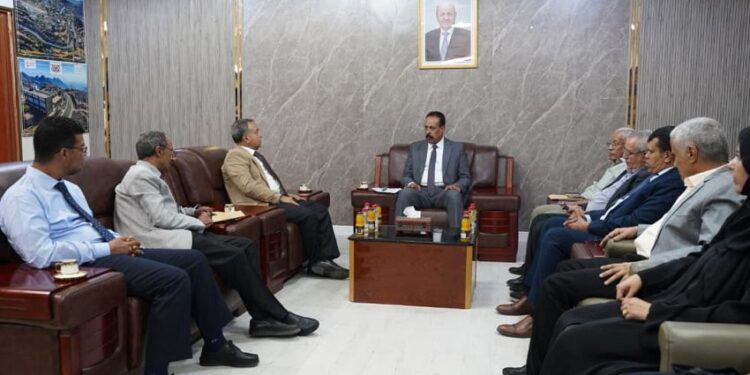 العقربي ولصور  يناقشان تعزيز التعاون وتطوير البنية التحتية لجامعة عدن