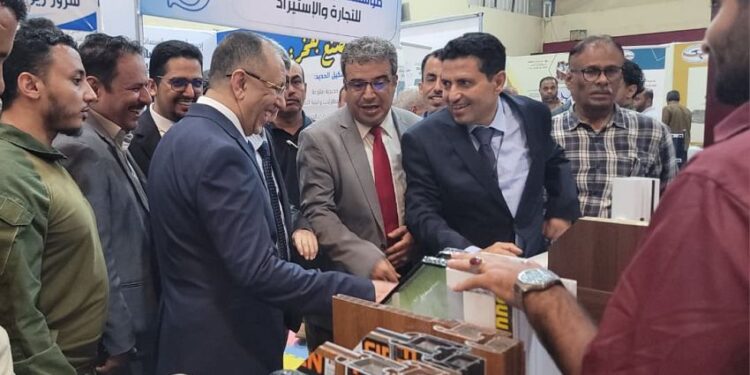 الاشول  يتفقد أجنحة المعرض الأول للصناعات الوطنية بعدن