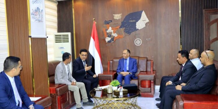 وزارة الصناعة والبنك المركزي يناقشان سبل تعزيز الرقابة وحماية الاقتصاد الوطني