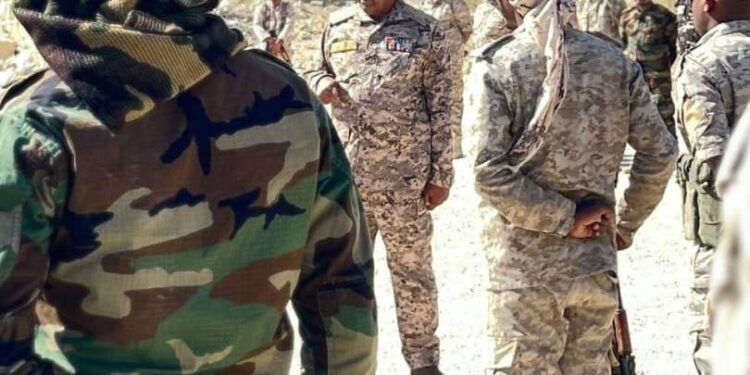 قائد المنطقة العسكرية الثانية يتفقد معسكر الأدواس ويؤكد على رفع الجاهزية القتالية