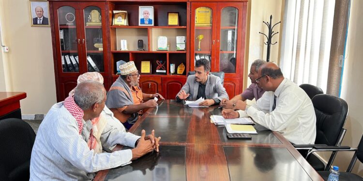 الجيلاني يناقش  أوضاع النقل وآلية تسعير المواصلات في حضرموت
