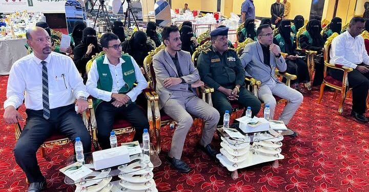 الجيلاني يسلم حقائب العمل لمتدربات مكون سبل العيش بساحل حضرموت