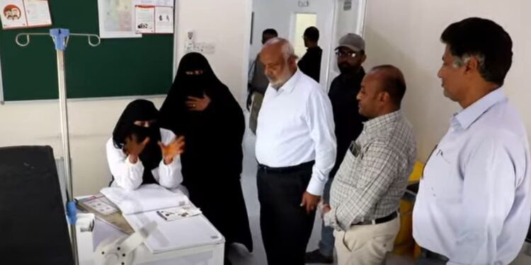 محافظ الحديدة يطّلع على مستوى الخدمات الطبية في مستشفى الأمومة بالخوخة