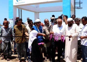 محافظ الحديدة يدشن مشروع بئر ” طور القطابا ” بالخوخة