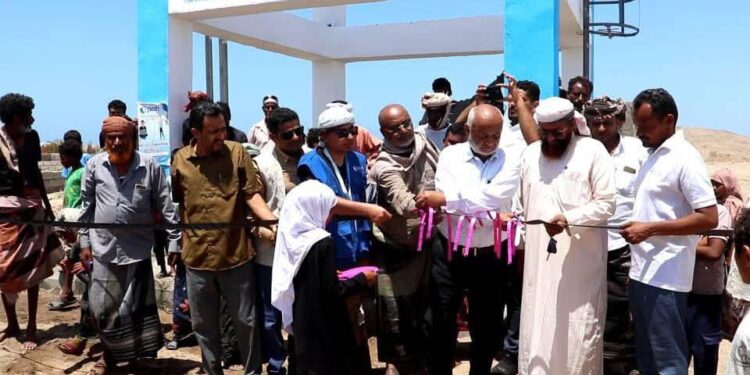 محافظ الحديدة يدشن مشروع بئر ” طور القطابا ” بالخوخة