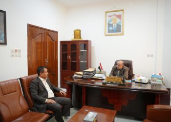 الخنبشي يطّلع على أوضاع مديريات وادي وصحراء حضرموت ونشاط المعهد الديمقراطي