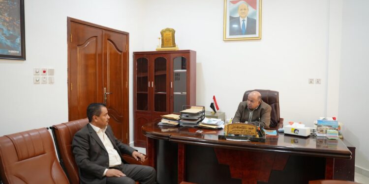 الخنبشي يطّلع على أوضاع مديريات وادي وصحراء حضرموت ونشاط المعهد الديمقراطي