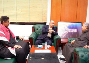 محافظ حضرموت  يطّلع على نشاطات مؤسسة بن كردوس للتنمية