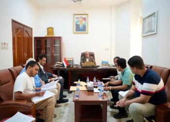 محافظ حضرموت يشدد على ضرورة الالتزام بقانون المناقصات والمزايدات