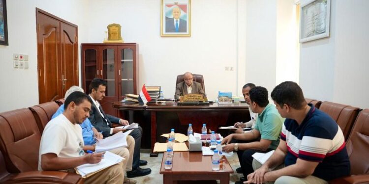 ناقش اوضاع المخزون الاستراتيجي للمواد الغذائية  محافظ حضرموت يشدد على ضرورة الالتزام بقانون المناقصات والمزايدات