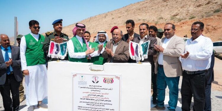 محافظ حضرموت يضع حجر الأساس لمشروع محطات توليد الكهرباء الإسعافية بقدرة 100 ميجاوات