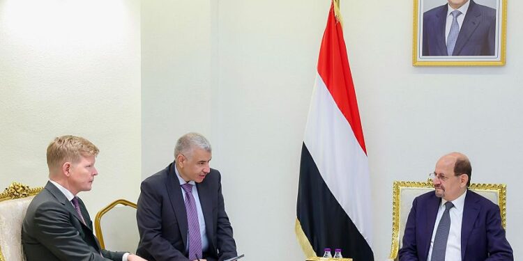 رئيس الوزراء يناقش مع المبعوث الأممي مستجدات الأوضاع ويؤكد أهمية دفع ملف المحتجزين