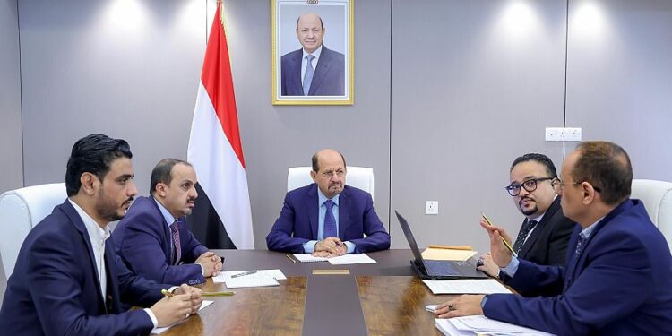 رئيس الوزراء يؤكد دعمه  للإعلام الرسمي ويوجه برقمنة الأرشيف الوطني