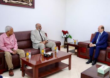 الزنداني يتفقد مقار وزارتي الخدمه  المدنيه والصناعه  وجهاز الرقابه والمحاسبة