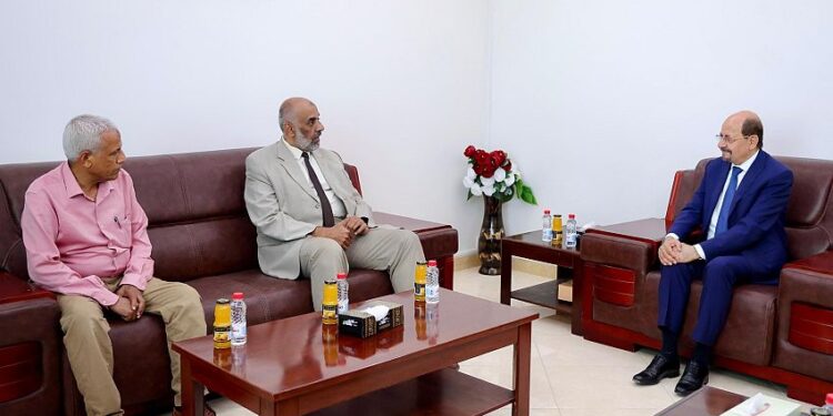 الزنداني يتفقد مقار وزارتي الخدمه  المدنيه والصناعه  وجهاز الرقابه والمحاسبة