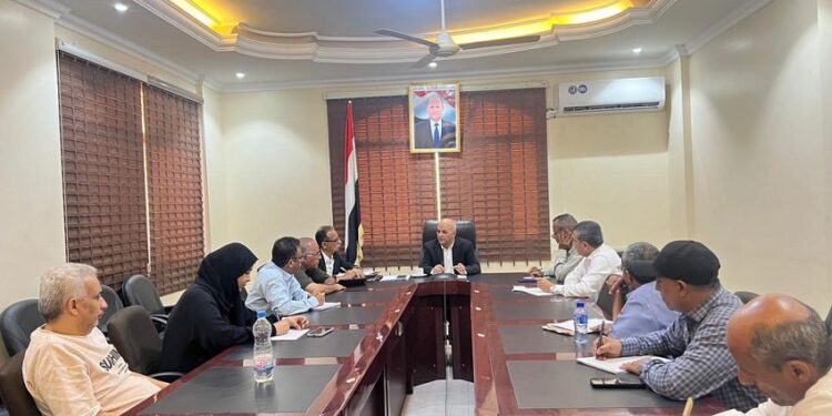 الوزير الشرجبي يناقش   تعزيز الأداء ومواجهة التحديات البيئية