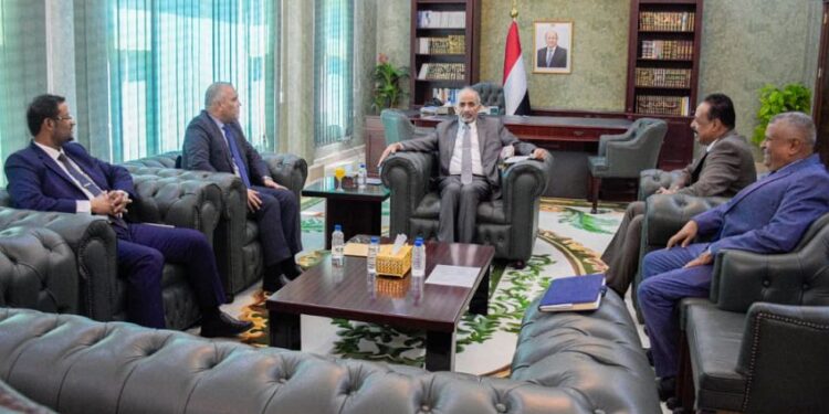 شدد علي انتظام صرف المرتبات  الصبيحي يطلع على سير العملية التعليمية ومستوى الأعمال في مشاريع الطرقات