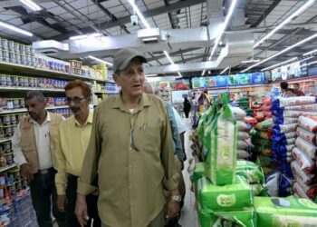 مكتب الصناعة بعدن يعلن ضبط عشر مخالفات تجارية في أسعار السلع