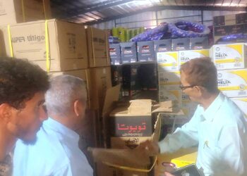 لجنة مشتركة تضبط مخالفات غش في زيوت السيارات بمستودع تجاري بلحج