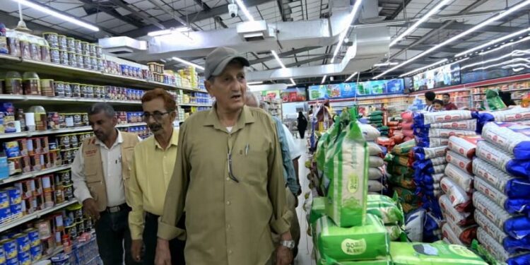 مكتب الصناعة بعدن يعلن ضبط عشر مخالفات تجارية في أسعار السلع