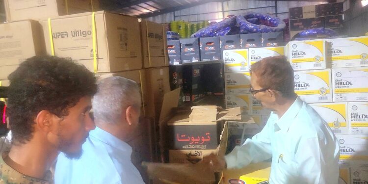 لجنة مشتركة تضبط مخالفات غش في زيوت السيارات بمستودع تجاري بلحج